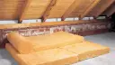 Jak ocieplić dom drewniany wełną mineralną i uniknąć błędów