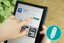 Finger tippt auf "Installieren"-Button einer App auf einem Tablet.