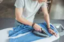 Jak prasować lnianą koszulę, aby uniknąć zagnieceń i uszkodzeń?
