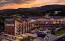 Nowoczesny hotel Elements, jeden z najlepszych hoteli pięciogwiazdkowych w Polsce, otoczony malowniczymi górami o zachodzie słońca.