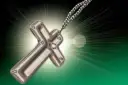 Metalowy krzyż na łańcuszku, symbol wiary i religii w Polsce, emanuje światłem.