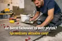 Fachowiec układa płytki, sprawdzamy, ile kosztuje kładzenie płytek za metr. Narzędzia i materiały budowlane w tle.