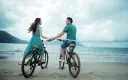 Para napisał list z przeprosinami, a teraz cieszy się przejażdżką rowerową po plaży.