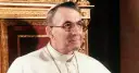 Papież Jan Paweł I, który był papieżem przed Janem Pawłem II, w białej sutannie i okularach.