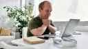 Praca po studiach za granicą: jak uniknąć pułapek i znaleźć zatrudnienie