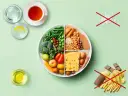 Zdrowa dieta: warzywa, owoce, białko, węglowodany. Unikaj soli, słodyczy i przetworzonej żywności. Różnorodne grupy produktów spożywczych to klucz do zdrowia.