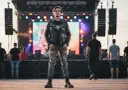 Chłopak w ramonesce z naszywkami i podartych jeansach, idealny przykład, jak się ubrać na koncert metalowy.