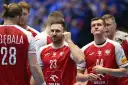 Piłkarze ręczni reprezentacji Polski w czerwonych strojach z orłem na piersi, gotowi do meczu z Włochami.