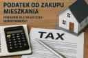 Podatek od kupna mieszkania: poradnik dla właścicieli nieruchomości. Kalkulator, długopis i model domu na drewnianym tle.