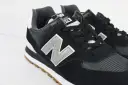Czarne buty New Balance 574 z szarym logo "N" i gumową podeszwą. Czy Sizeer ma oryginalne buty? Tak, te wyglądają na autentyczne.