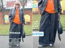 Kobieta w pomarańczowym swetrze, czarnej ramonesce i szerokich, szarych sztruksach. Stylizacja #fitcheck.