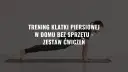 Mężczyzna wykonuje ćwiczenia na klatkę piersiową w domu, w pozycji deski.