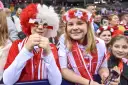 Dzieci kibicują w barwach narodowych podczas meczu pierwszej ligi piłki ręcznej.