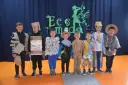 Chłopcy prezentują stroje ekologiczne wykonane z materiałów recyklingowych. Inspiracja, jak zrobić strój ekologiczny dla chłopca, widoczna na ich kreatywnych kreacjach.