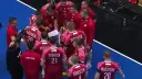 Drużyna piłki ręcznej Polska w czerwonych strojach z białymi detalami, podczas narady taktycznej przed meczem z Niemcami.