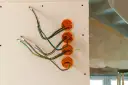 Jak zrobić instalację elektryczną w domu drewnianym bez ryzyka błędów