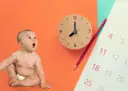 Maluch z otwartymi ustami patrzy w górę, jakby czekał na kolejny 4 skok rozwojowy. Obok zegar i kalendarz z zaznaczonymi dniami.