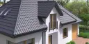 Nowoczesny dom z szarym dachem z dachówki, z dwoma oknami dachowymi i małym balkonem. Widać też lukarnę.