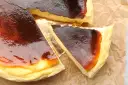 Pyszny sernik z przypaloną skórką, który może być najstarszy przepis na sernik. Kremowe wnętrze i lekko gorzkawa góra.