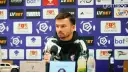 Trener rozmawia o lechia transfery. Na ścianie logo Lechii Gdańsk.