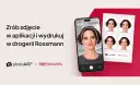 Kobieta robi sobie zdjęcie w aplikacji na telefonie, obok wydrukowane zdjęcia w Rossmannie.