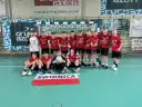 Drużyna piłki ręcznej z numerami na koszulkach, w tym Damian Borkowski, świętuje zwycięstwo.