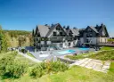 Nowoczesny hotel w Szklarskiej Porębie z basenem i jacuzzi, otoczony zielenią i lasem. Idealne miejsce na wypoczynek.