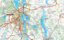Mapa pokazuje, gdzie leży Mrągowo, otoczone jeziorami i lasami. Widać drogi, miejscowości i szlaki.