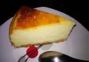 Pyszny, prosty sernik z jogurtu greckiego z lekko zarumienionym wierzchem, gotowy do zjedzenia.