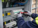 Jak podłączyć rozdzielnicę? Bezpieczny poradnik krok po kroku