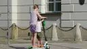 Czy hulajnogą można jeździć po chodniku? Przepisy, które musisz znać
