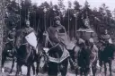 Scena z filmu, gdzie kręcono bitwę pod Grunwaldem. Rycerze na koniach w lesie, przygotowani do walki.