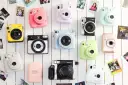 Kolekcja kolorowych aparatów Instax, które pozwalają na natychmiastowe odbitki. Co to Instax? To radość tworzenia wspomnień!