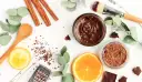Zutaten für DIY-Kosmetik: Schokomaske, Kakao, Orange, Zitrone, Zimt, Eukalyptus.