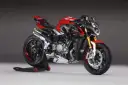 Czerwony motocykl MV Agusta Brutale 1000 RR na czarnym stojaku, gotowy do jazdy.