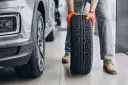 Jakie opony wielosezonowe do SUV wybrać, by zaoszczędzić na kosztach?