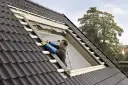 Jak zamontować okno dachowe w dachu z blachy bez błędów i problemów