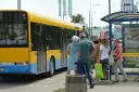 Ludzie czekają na autobus w Skierniewicach. Sprawdzają mzk rozkład jazdy, by wiedzieć, kiedy odjedzie.