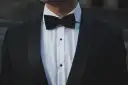 Jaką koszulę do czarnego garnituru wybrać, aby zachwycać stylem?