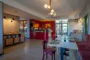 Nowe, stylowe wnętrze z bufetem śniadaniowym i neonem "But first coffee". Idealne miejsce na poranną kawę, zgodnie z licznymi hotel Antares opinie.
