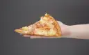 Ile waży kawałek pizzy? Sprawdź, co wpływa na gramaturę!