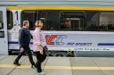 Para podróżuje obok pociągu PKP Intercity, który może zabrać ich z Rzeszowa do Krakowa.