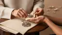 Dwie kobiety polerują ozdobne srebrne kolczyki miękką ściereczką. Dowiedz się, jak wyczyścić srebrne kolczyki, by znów lśniły.