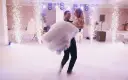 Para młoda w chmurach dymu i iskier, celebrująca pierwsze tańce weselne.