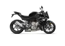 Czarny motocykl BMW S1000R z wydechem Akrapovič i złotymi elementami silnika. Gotowy do jazdy po mieście i torze.