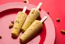 Trzy pyszne kulfi na patyku, ozdobione szafranem i orzechami, idealne na letnie orzeźwienie. Ten przepis na kulfi zachwyci każdego!