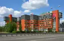 Nowoczesne budynki biurowe z logo Compensa Vienna Insurance Group. Opinie o vienna life są tu pewnie pozytywne.