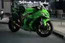 Japoński motocykl Kawasaki Ninja ZX-10R w jaskrawym zielonym kolorze, gotowy do nocnej jazdy.
