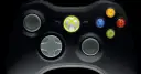 Zbliżenie na czarny kontroler Xbox 360 z podświetlonym logo Xbox i kolorowymi przyciskami.