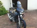 Czarny motocykl Yamaha TDM 850 z turystyczną owiewką i dodatkowymi światłami LED, gotowy na przygodę.